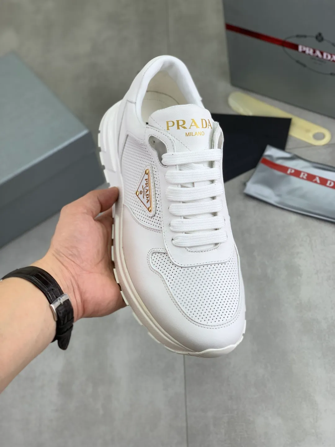 Men's shoes 💰P520 new (higher version) new PRADA (Prada) classic models are on the market at the same time, new men's shoes, 😘fabrics are selected from original imported calfskin. First layer of imported cowhide lining. The original version is awesome! 👍🏿Original open-molded non-slip PU outsole, with exquisite lines, simple and elegant, super comfortable and classy on foot, suitable for leisure travel. Code number: 38-45 (46 customized) 2️⃣ colors available